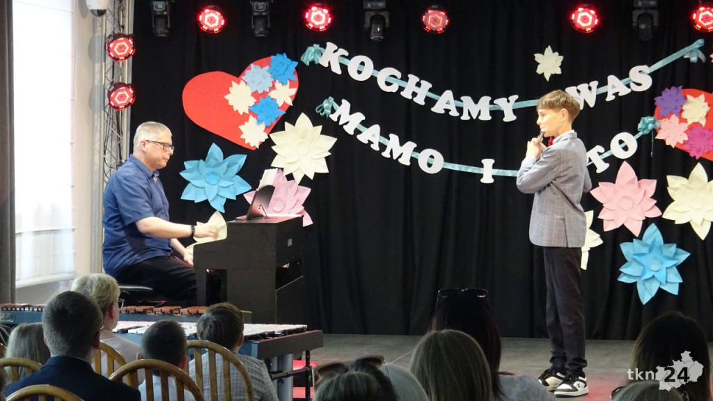 Dla mamy i taty. Uczniowie szkoły muzycznej dali koncert [wideo, zdjęcia]
