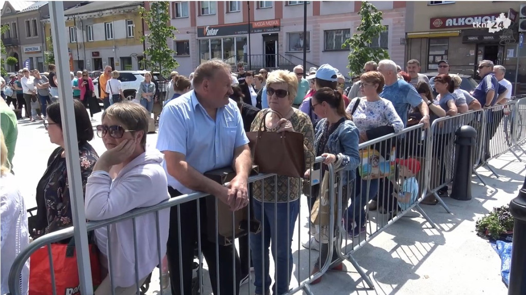 Bratki rozeszły się jak świeże bułeczki. Proekologiczna akcja w Końskich [wideo, zdjęcia]