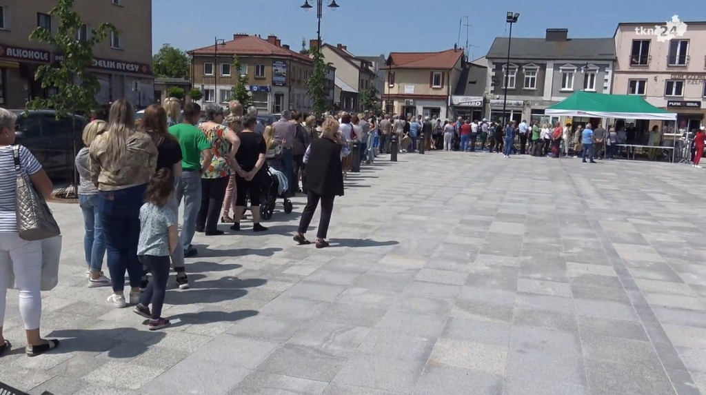 Bratki rozeszły się jak świeże bułeczki. Proekologiczna akcja w Końskich [wideo, zdjęcia]
