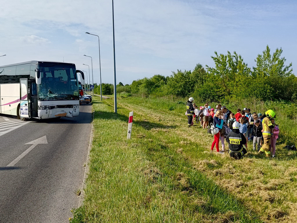 Wypadek autobusu w Końskich [AKTUALIZACJA, wideo, zdjęcia]