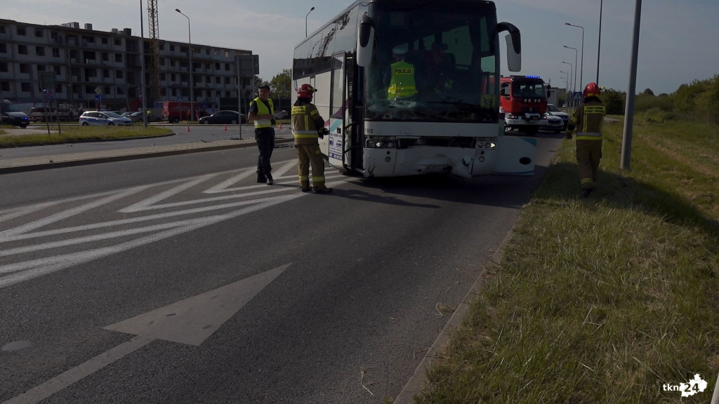 Wypadek autobusu w Końskich [AKTUALIZACJA, wideo, zdjęcia]
