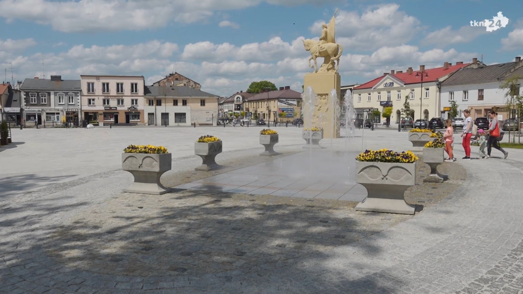Końskie: Fontanna działa. Wokół niej będą siedziska [wideo, zdjęcia]