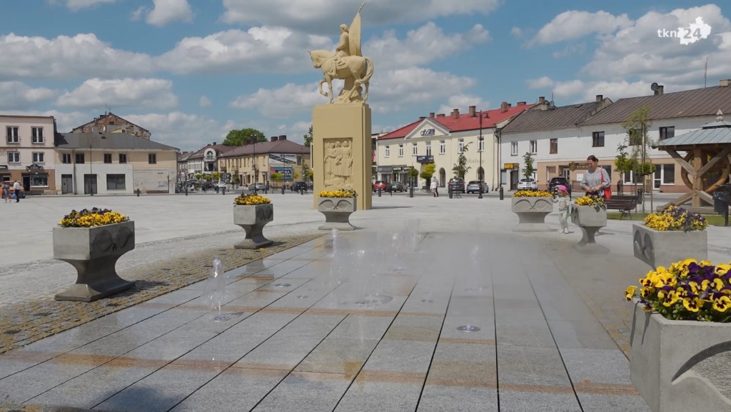 Końskie: Fontanna działa. Wokół niej będą siedziska [wideo, zdjęcia]