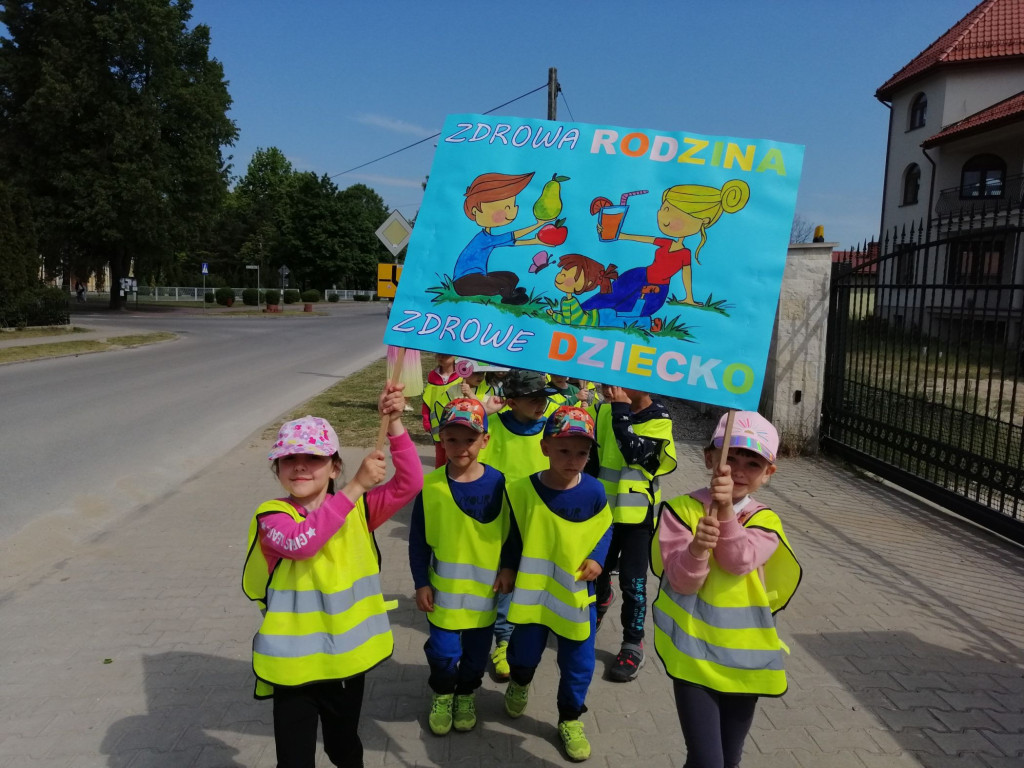 Szli ulicami Stąporkowa w profilaktycznym spacerze [zdjęcia]