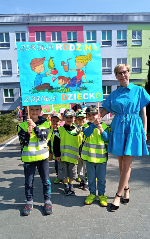 Szli ulicami Stąporkowa w profilaktycznym spacerze [zdjęcia]