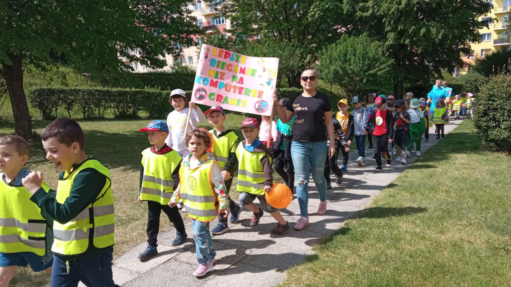 Szli ulicami Stąporkowa w profilaktycznym spacerze [zdjęcia]
