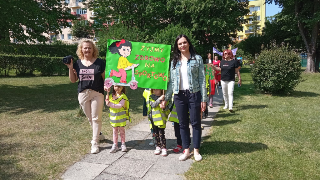 Szli ulicami Stąporkowa w profilaktycznym spacerze [zdjęcia]