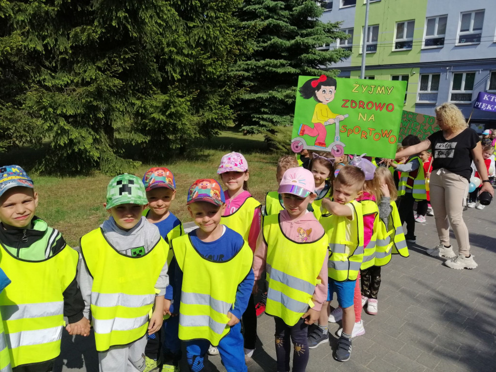 Szli ulicami Stąporkowa w profilaktycznym spacerze [zdjęcia]