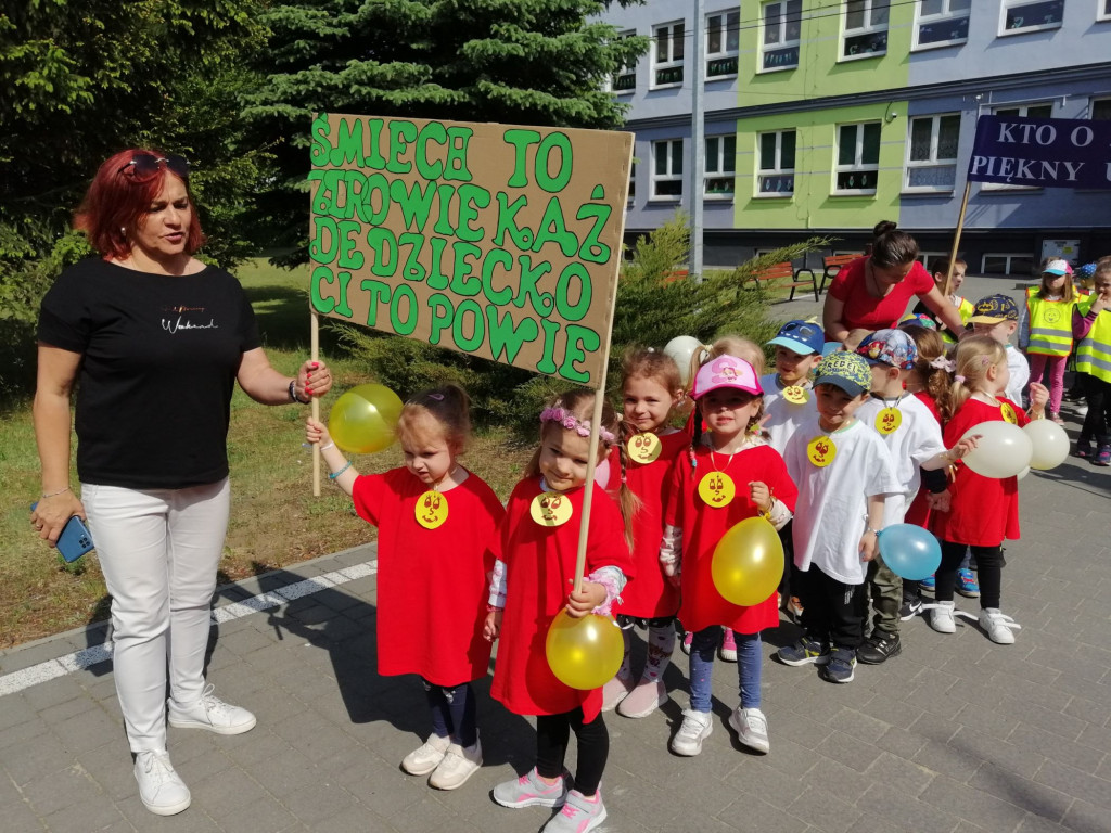 Szli ulicami Stąporkowa w profilaktycznym spacerze [zdjęcia]