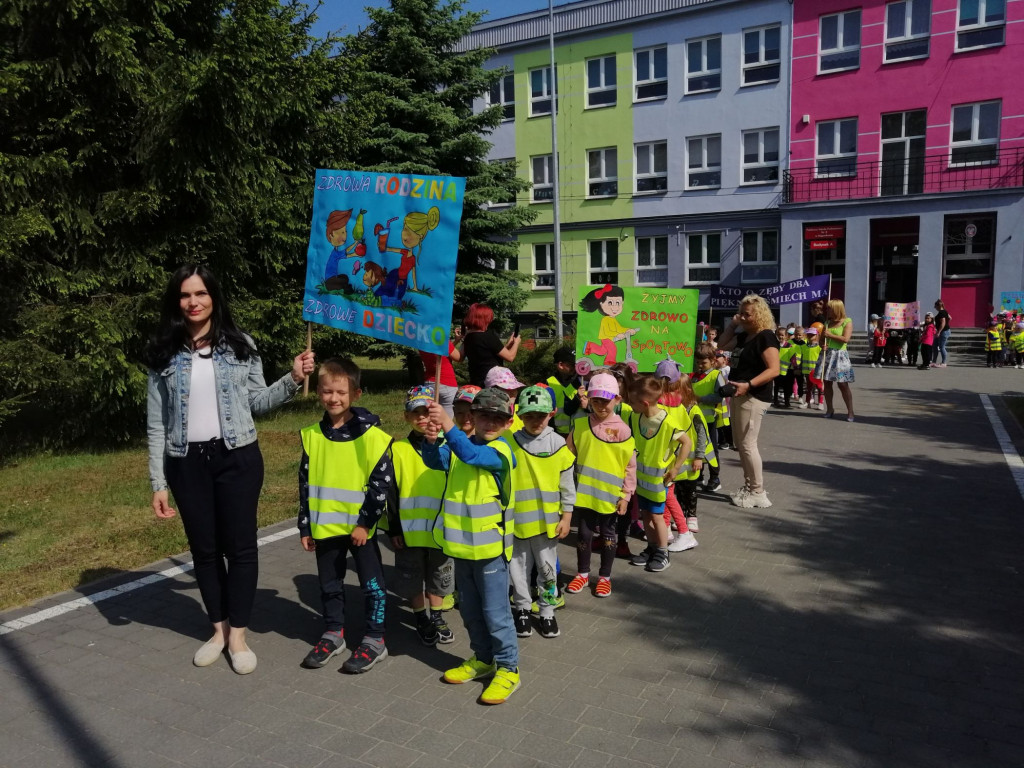 Szli ulicami Stąporkowa w profilaktycznym spacerze [zdjęcia]