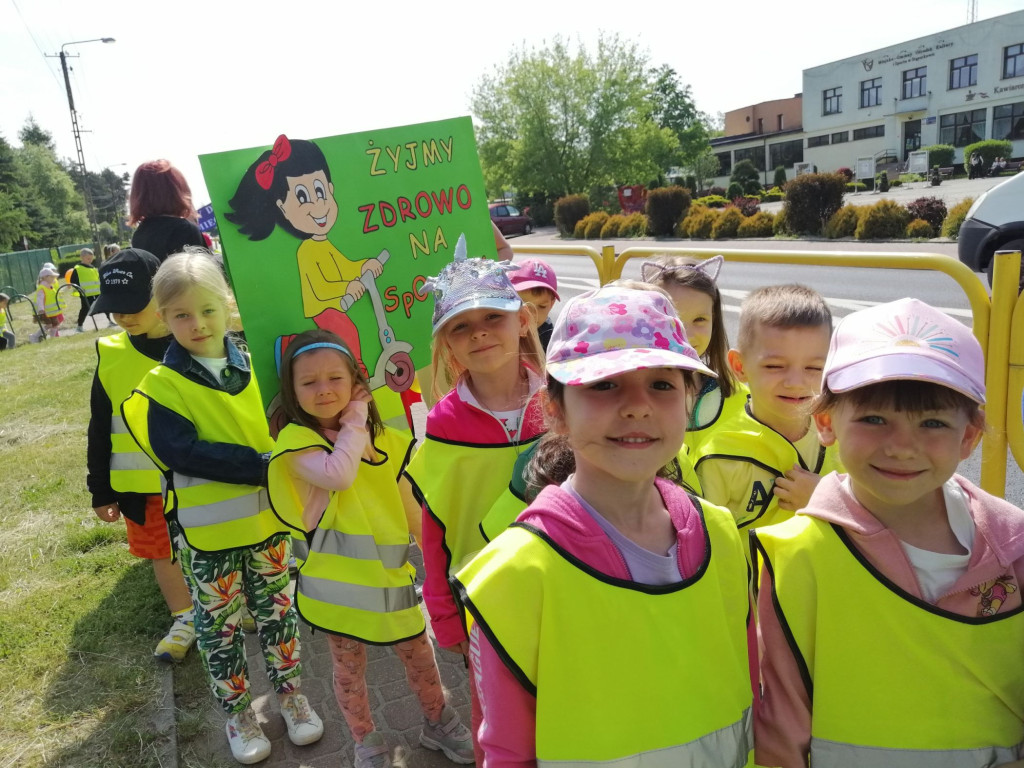 Szli ulicami Stąporkowa w profilaktycznym spacerze [zdjęcia]