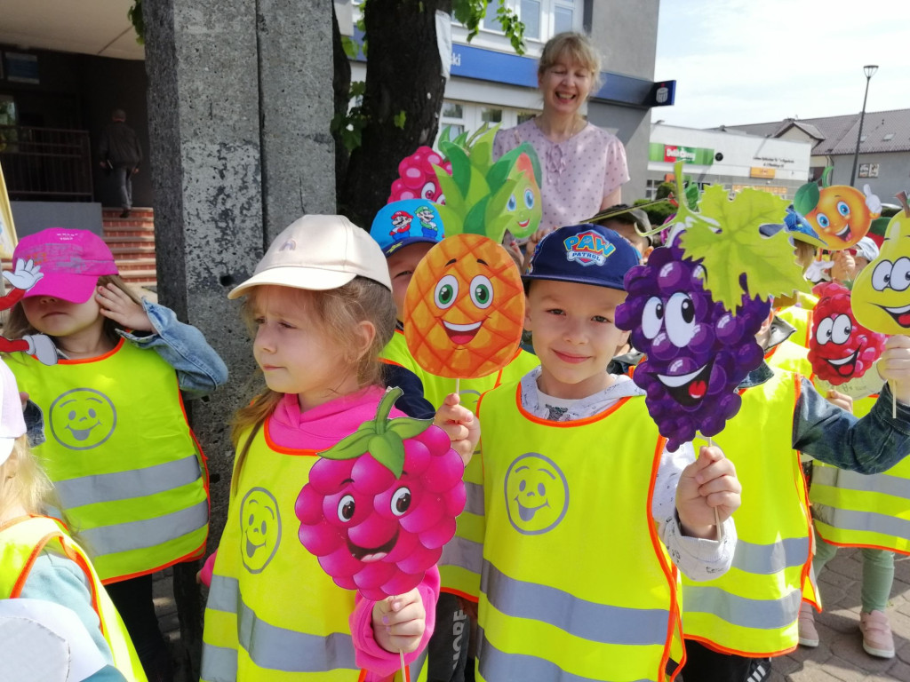 Szli ulicami Stąporkowa w profilaktycznym spacerze [zdjęcia]