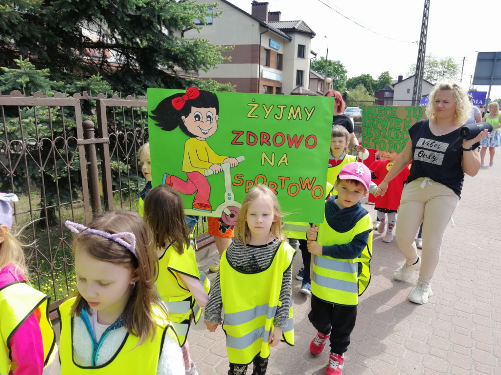Szli ulicami Stąporkowa w profilaktycznym spacerze [zdjęcia]