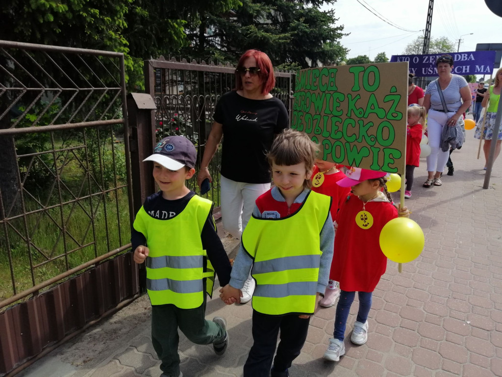 Szli ulicami Stąporkowa w profilaktycznym spacerze [zdjęcia]