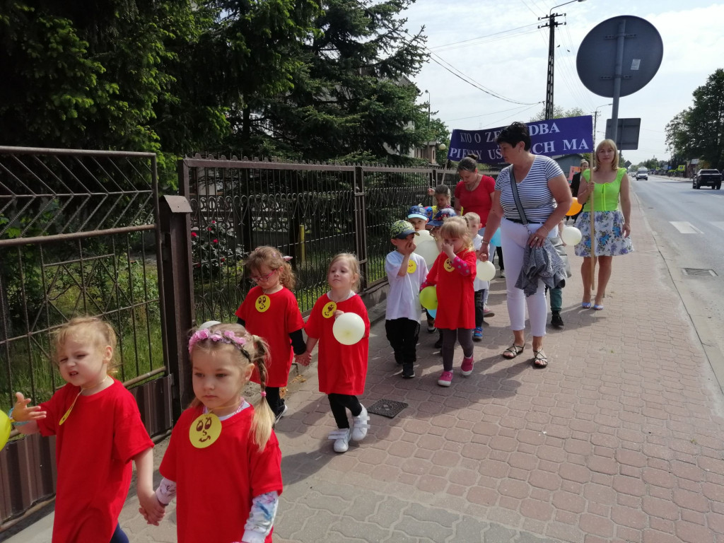Szli ulicami Stąporkowa w profilaktycznym spacerze [zdjęcia]