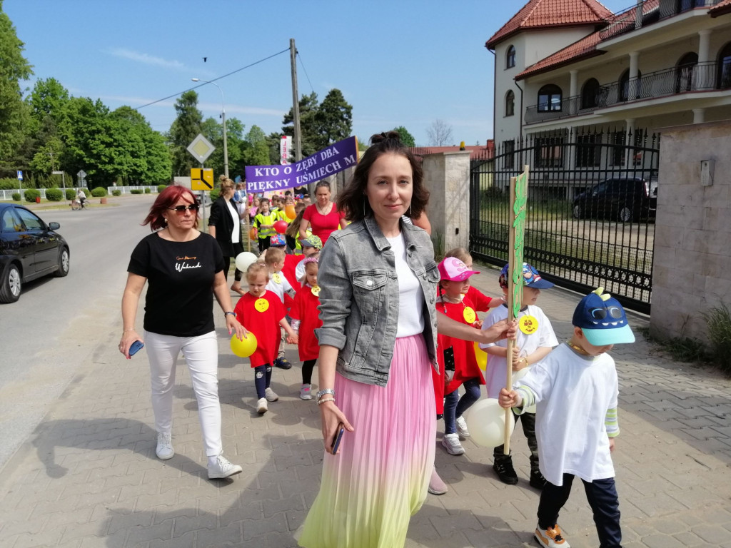 Szli ulicami Stąporkowa w profilaktycznym spacerze [zdjęcia]