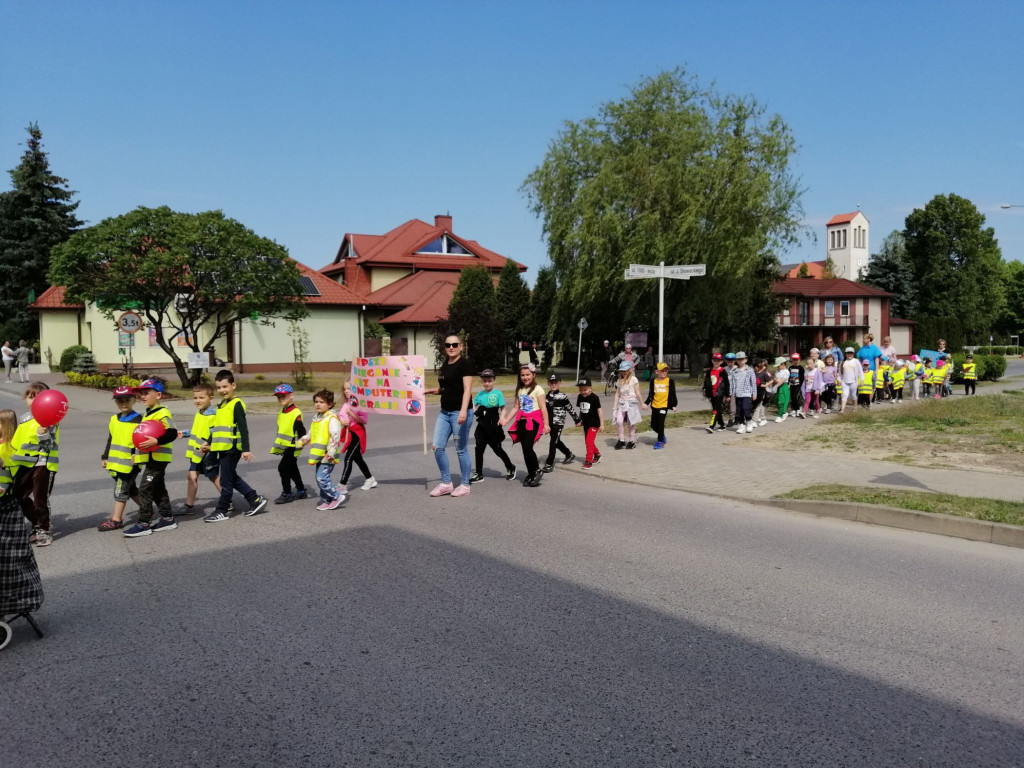 Szli ulicami Stąporkowa w profilaktycznym spacerze [zdjęcia]