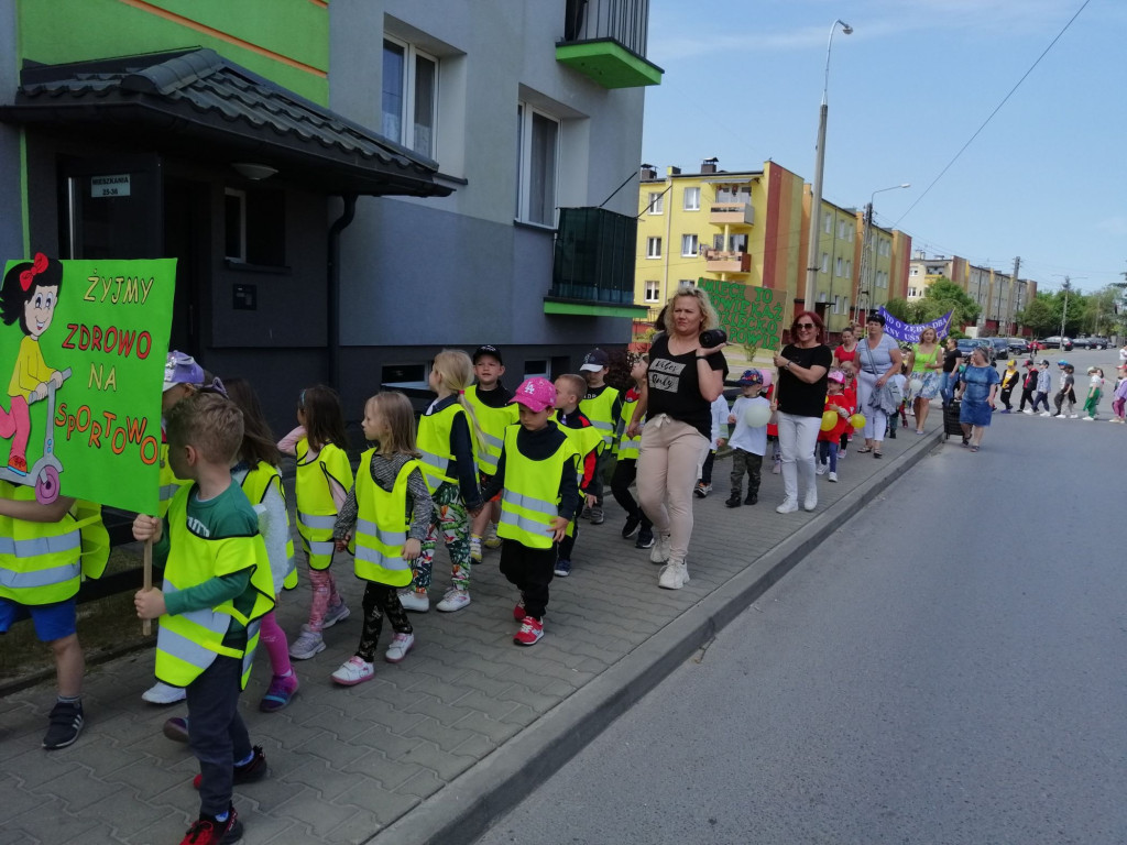 Szli ulicami Stąporkowa w profilaktycznym spacerze [zdjęcia]