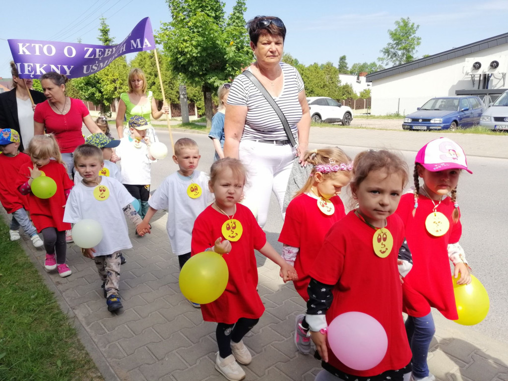 Szli ulicami Stąporkowa w profilaktycznym spacerze [zdjęcia]