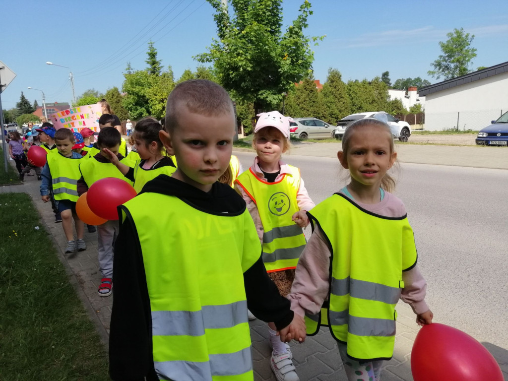 Szli ulicami Stąporkowa w profilaktycznym spacerze [zdjęcia]
