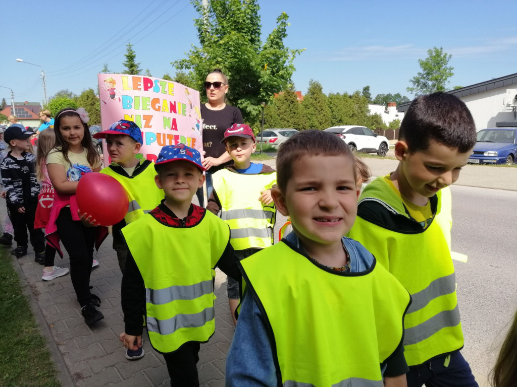 Szli ulicami Stąporkowa w profilaktycznym spacerze [zdjęcia]