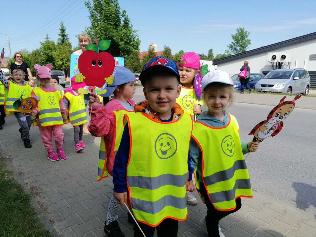 Szli ulicami Stąporkowa w profilaktycznym spacerze [zdjęcia]