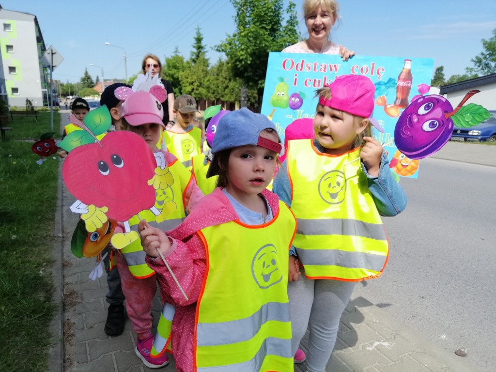 Szli ulicami Stąporkowa w profilaktycznym spacerze [zdjęcia]