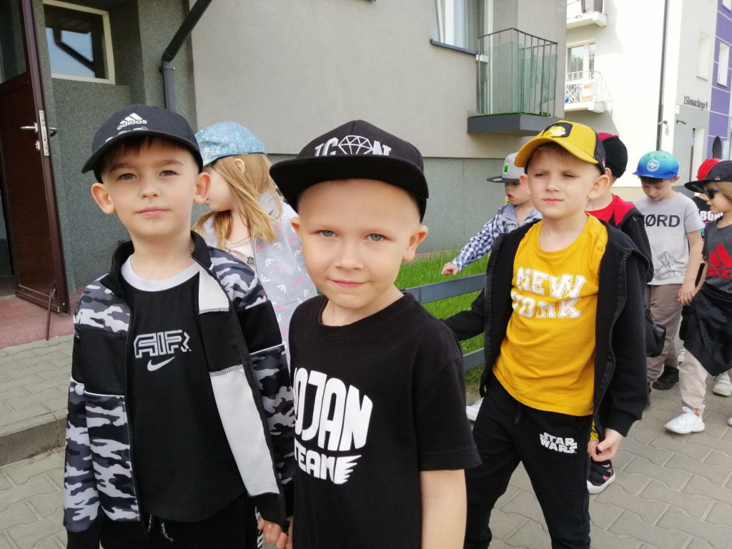 Szli ulicami Stąporkowa w profilaktycznym spacerze [zdjęcia]