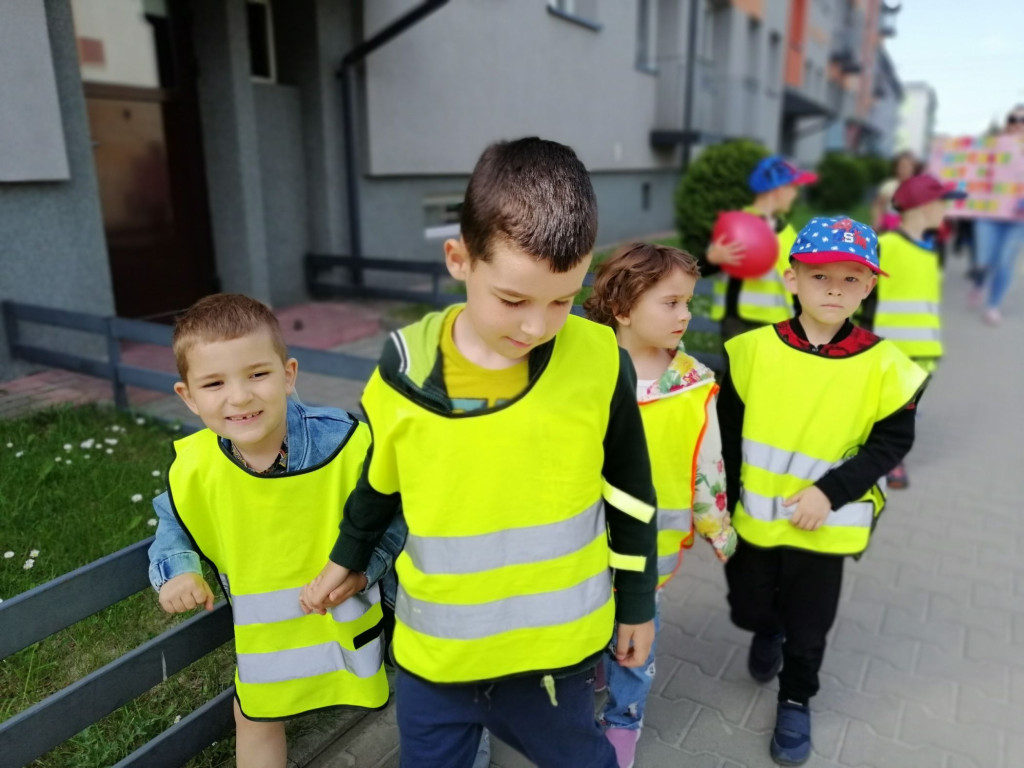 Szli ulicami Stąporkowa w profilaktycznym spacerze [zdjęcia]