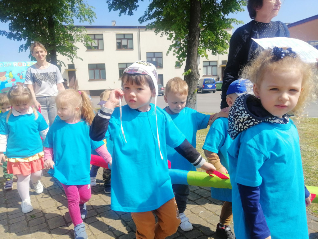 Szli ulicami Stąporkowa w profilaktycznym spacerze [zdjęcia]
