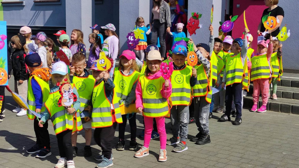 Szli ulicami Stąporkowa w profilaktycznym spacerze [zdjęcia]