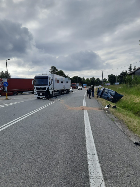 Wypadek na DK74 w miejscowości Barak [zdjęcia]
