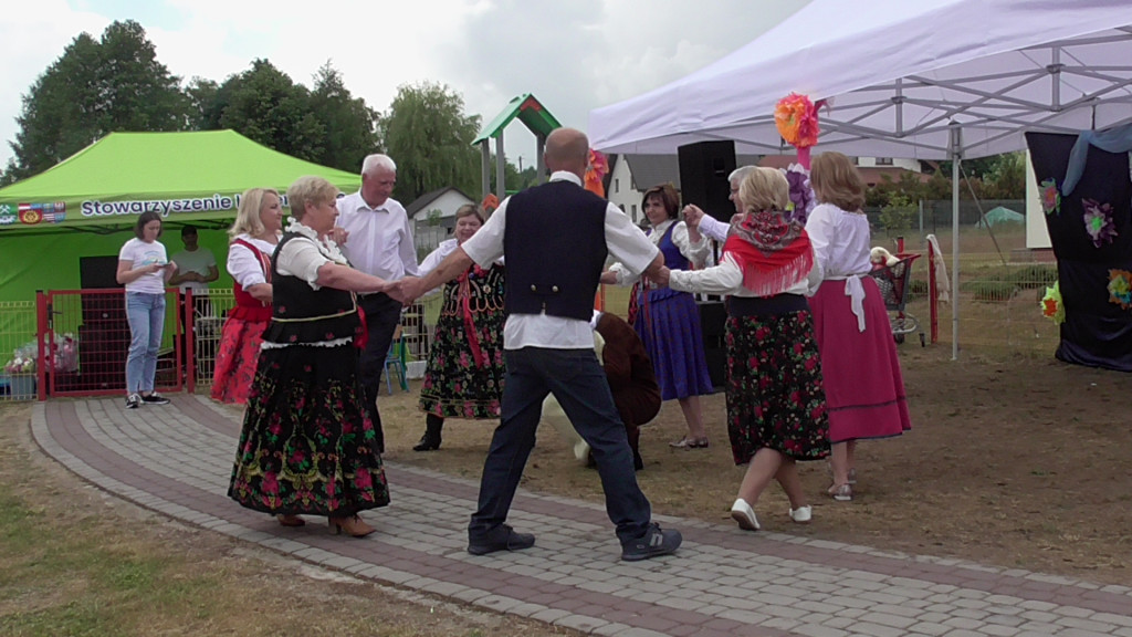 Dziadkowie, rodzice, nauczyciele dzieciom. Piknik w Smykowie [zdjęcia]