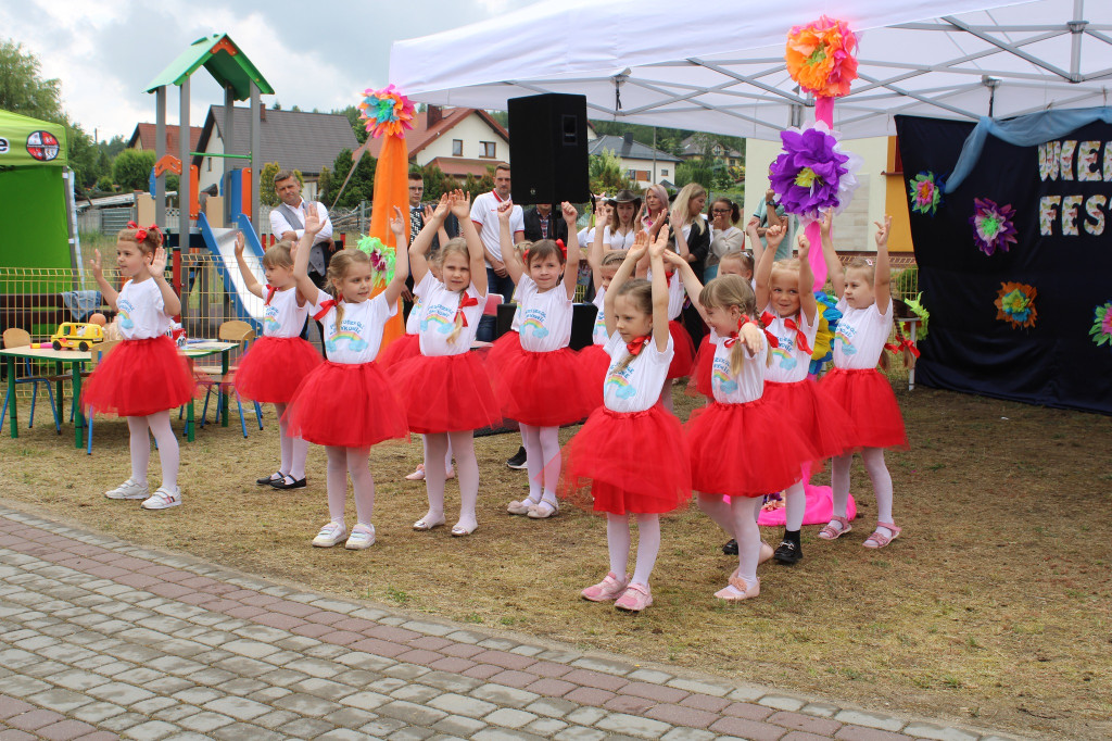 Dziadkowie, rodzice, nauczyciele dzieciom. Piknik w Smykowie [zdjęcia]