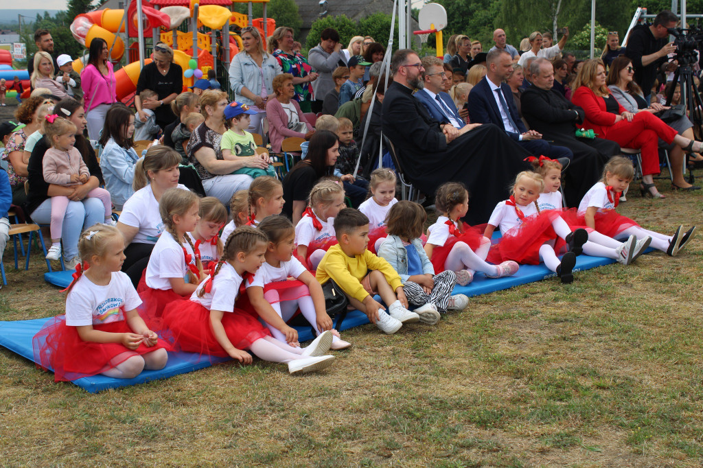 Dziadkowie, rodzice, nauczyciele dzieciom. Piknik w Smykowie [zdjęcia]