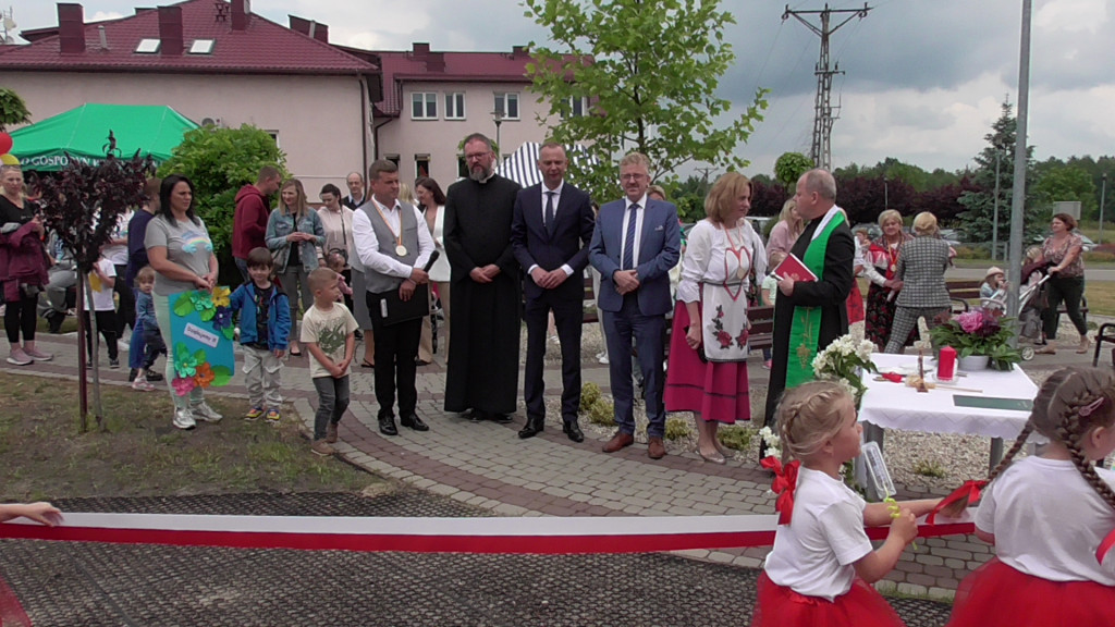 Dziadkowie, rodzice, nauczyciele dzieciom. Piknik w Smykowie [zdjęcia]