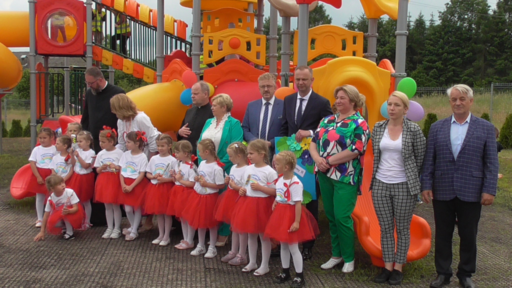 Dziadkowie, rodzice, nauczyciele dzieciom. Piknik w Smykowie [zdjęcia]