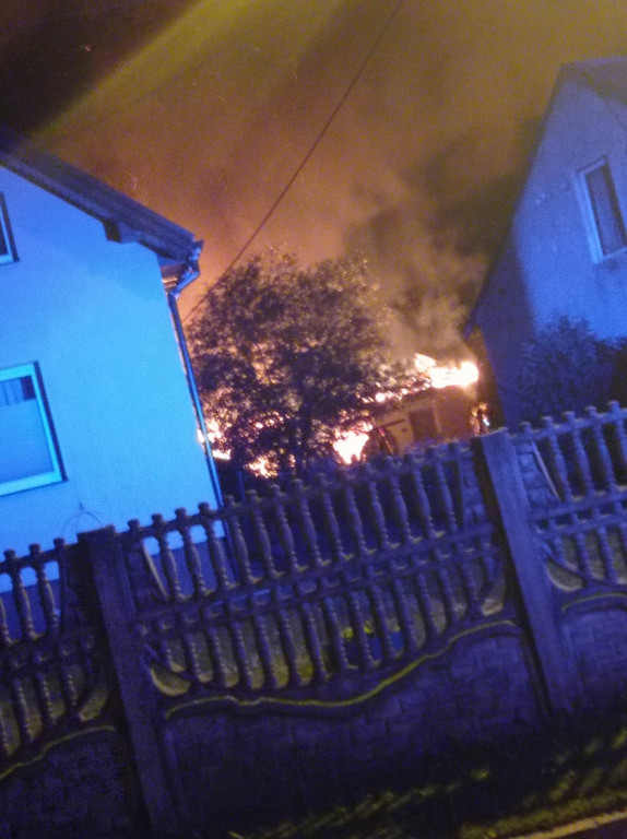 Nocny pożar stodoły w Bębnowie w gminie Gowarczów. To podpalenie? [zdjęcia]
