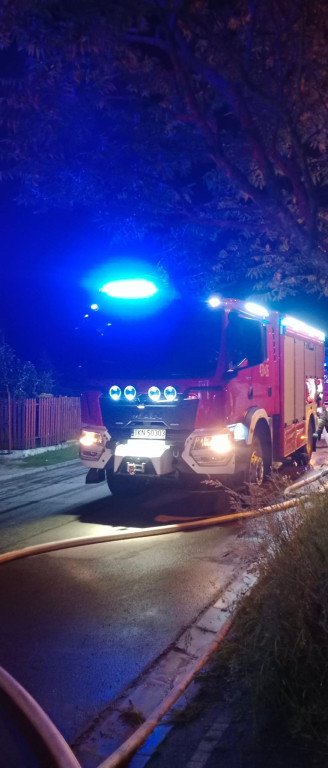 Nocny pożar stodoły w Bębnowie w gminie Gowarczów. To podpalenie? [zdjęcia]