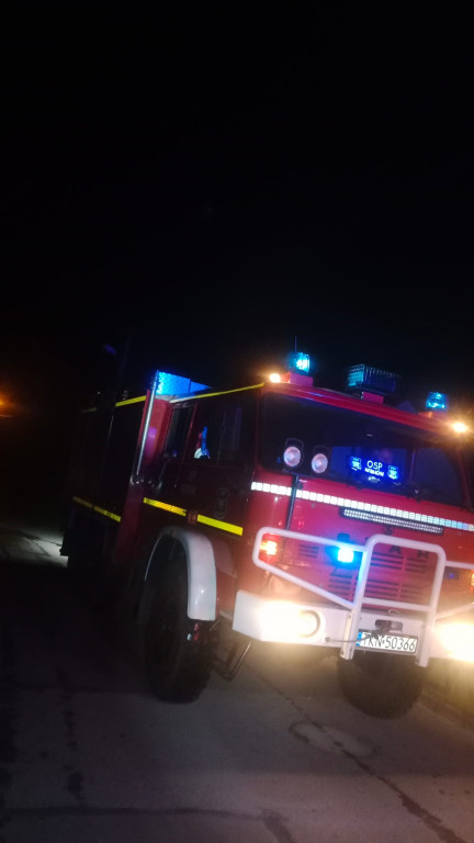 Nocny pożar stodoły w Bębnowie w gminie Gowarczów. To podpalenie? [zdjęcia]