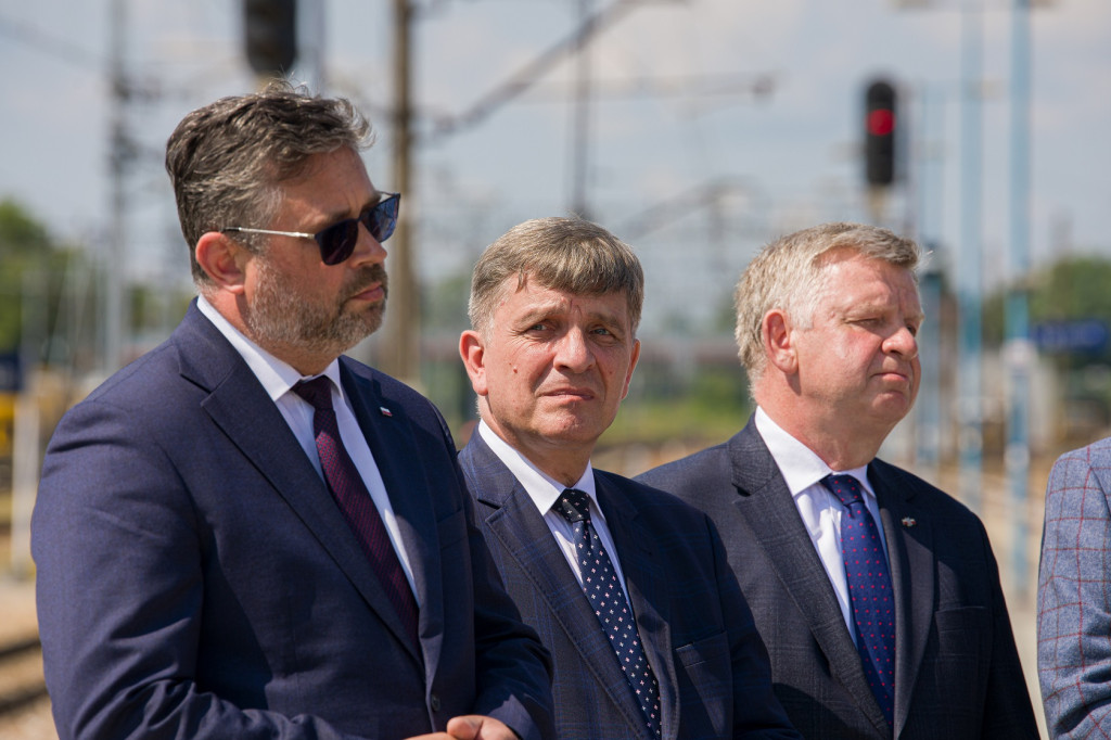 Modernizacja linii kolejowej 25. Podpisano umowę [zdjęcia]