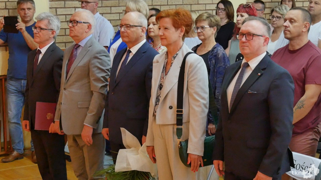 Koniec roku szkolnego w szkołach gminy Końskie z pożegnaniem dyrektorów [wideo, zdjęcia]
