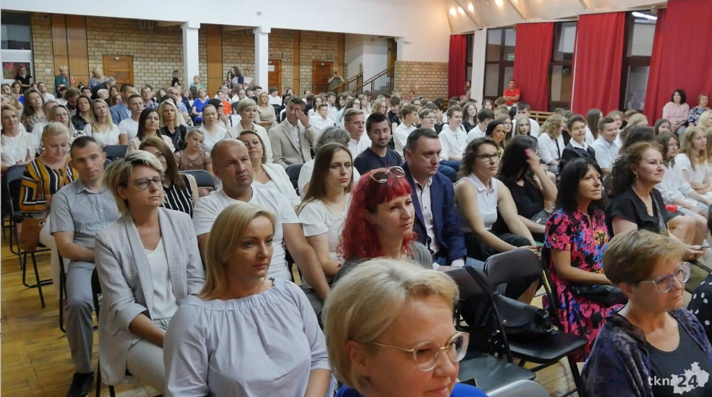 Koniec roku szkolnego w szkołach gminy Końskie z pożegnaniem dyrektorów [wideo, zdjęcia]