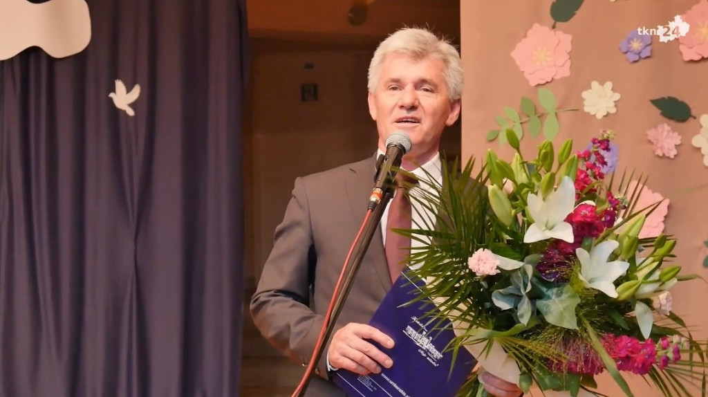 Koniec roku szkolnego w szkołach gminy Końskie z pożegnaniem dyrektorów [wideo, zdjęcia]