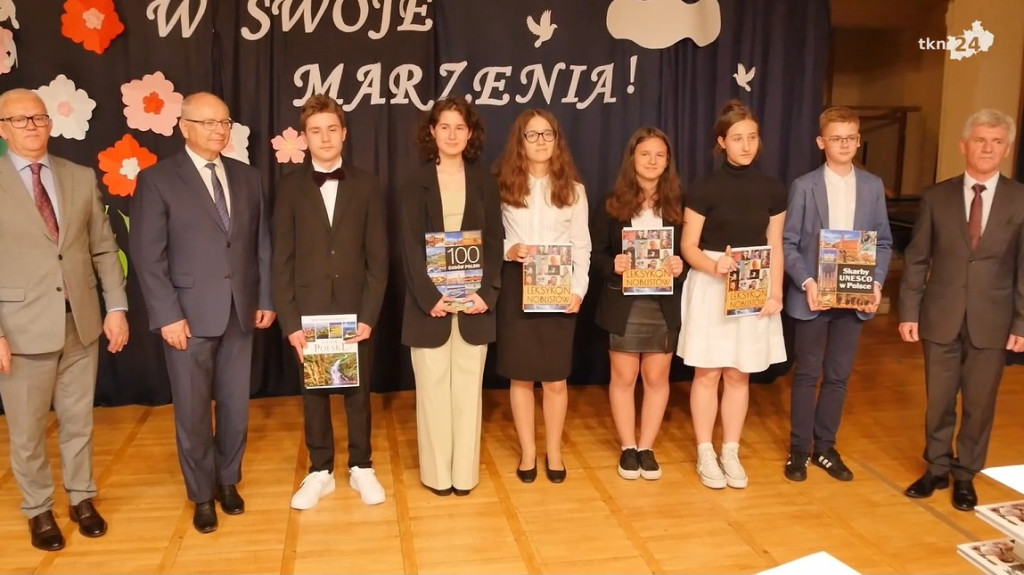 Koniec roku szkolnego w szkołach gminy Końskie z pożegnaniem dyrektorów [wideo, zdjęcia]