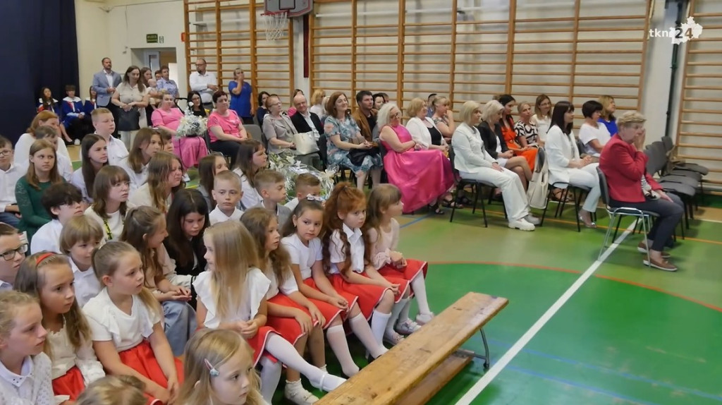 Koniec roku szkolnego w szkołach gminy Końskie z pożegnaniem dyrektorów [wideo, zdjęcia]