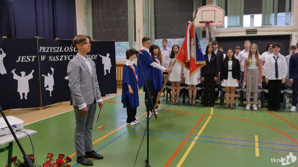 Koniec roku szkolnego w szkołach gminy Końskie z pożegnaniem dyrektorów [wideo, zdjęcia]