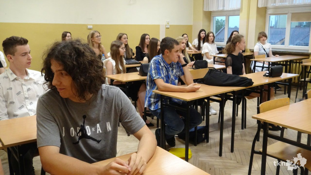 To już wakacje. Zakończenie roku szkolnego w szkołach średnich [wideo, zdjęcia]
