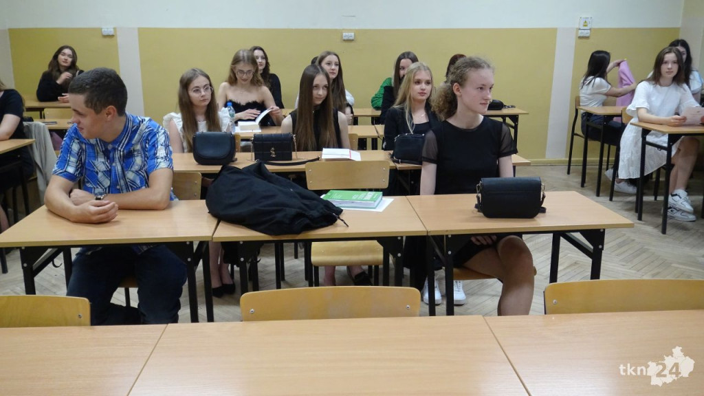 To już wakacje. Zakończenie roku szkolnego w szkołach średnich [wideo, zdjęcia]