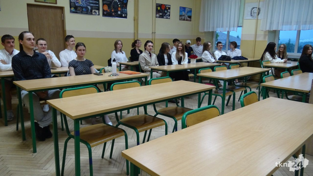 To już wakacje. Zakończenie roku szkolnego w szkołach średnich [wideo, zdjęcia]